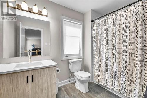 65 Pelham Crescent, Richmond, ON - Indoor Photo Showing Bathroom