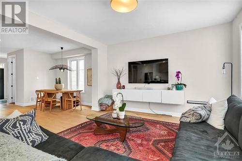 65 Pelham Crescent, Richmond, ON - Indoor Photo Showing Living Room