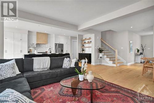 65 Pelham Crescent, Richmond, ON - Indoor Photo Showing Living Room