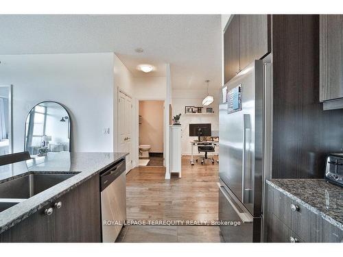 405-35 Fontenay Crt, Toronto, ON - Indoor Photo Showing Kitchen With Upgraded Kitchen