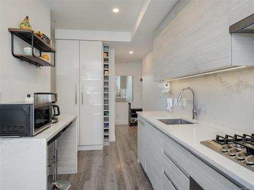 609-777 Herald St, Victoria, BC - Indoor Photo Showing Kitchen