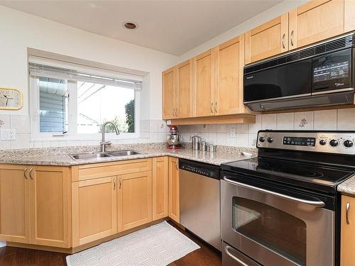 550 Fairways Pl, Cobble Hill, BC - Indoor Photo Showing Kitchen With Double Sink