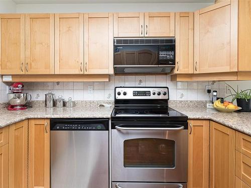 550 Fairways Pl, Cobble Hill, BC - Indoor Photo Showing Kitchen