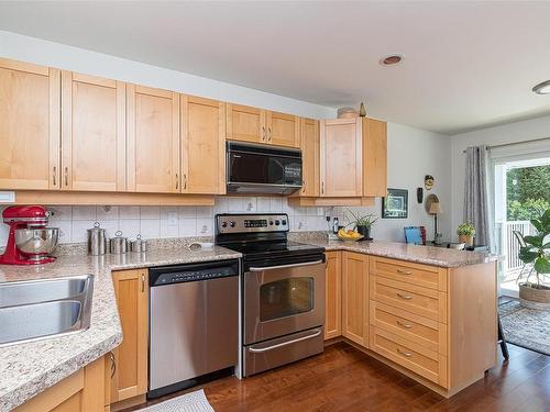 550 Fairways Pl, Cobble Hill, BC - Indoor Photo Showing Kitchen With Double Sink