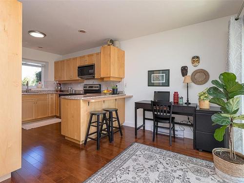 550 Fairways Pl, Cobble Hill, BC - Indoor Photo Showing Kitchen