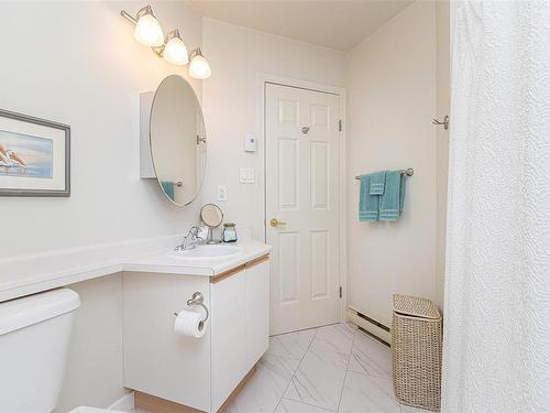 550 Fairways Pl, Cobble Hill, BC - Indoor Photo Showing Bathroom