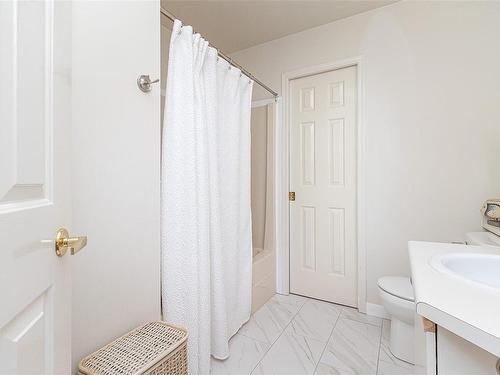 550 Fairways Pl, Cobble Hill, BC - Indoor Photo Showing Bathroom