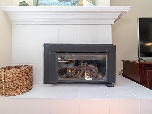 550 Fairways Pl, Cobble Hill, BC - Indoor Photo Showing Living Room With Fireplace