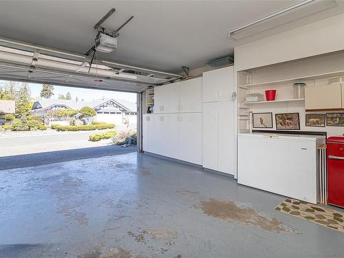 550 Fairways Pl, Cobble Hill, BC - Indoor Photo Showing Garage