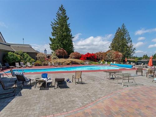 550 Fairways Pl, Cobble Hill, BC - Outdoor With In Ground Pool