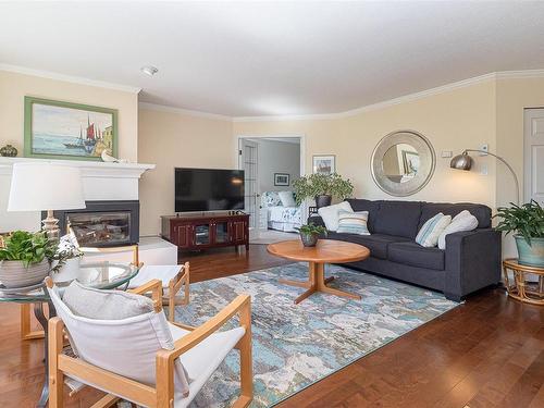 550 Fairways Pl, Cobble Hill, BC - Indoor Photo Showing Living Room With Fireplace