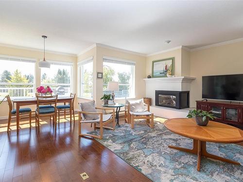 550 Fairways Pl, Cobble Hill, BC - Indoor Photo Showing Living Room With Fireplace