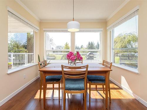 550 Fairways Pl, Cobble Hill, BC - Indoor Photo Showing Dining Room