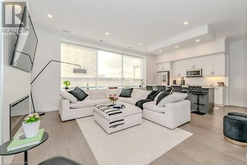 1880 Gordon Street Unit# 204, Guelph, ON - Indoor Photo Showing Living Room