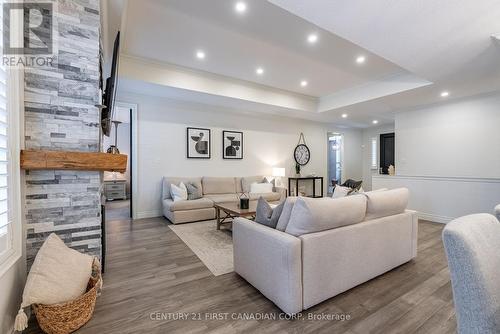 304 Thorn Drive, Strathroy-Caradoc (Ne), ON - Indoor Photo Showing Living Room