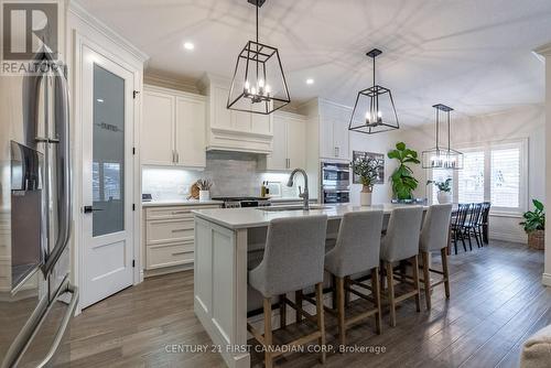 304 Thorn Drive, Strathroy-Caradoc (Ne), ON - Indoor Photo Showing Kitchen With Upgraded Kitchen