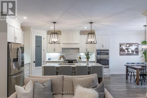 304 Thorn Drive, Strathroy-Caradoc (Ne), ON - Indoor Photo Showing Kitchen With Stainless Steel Kitchen With Upgraded Kitchen