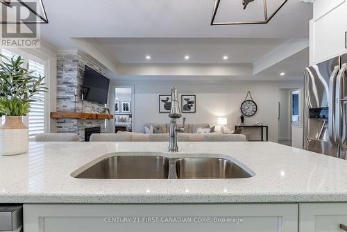 304 Thorn Drive, Strathroy-Caradoc (Ne), ON - Indoor Photo Showing Kitchen With Double Sink