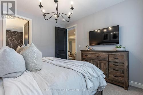 304 Thorn Drive, Strathroy-Caradoc (Ne), ON - Indoor Photo Showing Bedroom