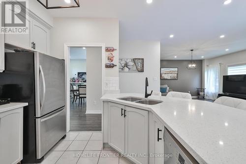 6 Raintree Crescent, Richmond Hill, ON - Indoor Photo Showing Kitchen With Double Sink With Upgraded Kitchen