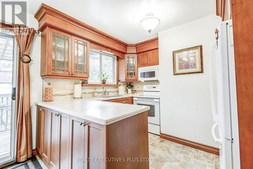 7163 Copenhagen Road, Mississauga, ON - Indoor Photo Showing Kitchen