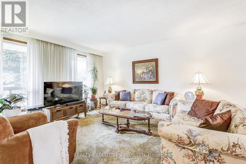 7163 Copenhagen Road, Mississauga, ON - Indoor Photo Showing Living Room