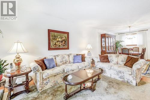 7163 Copenhagen Road, Mississauga, ON - Indoor Photo Showing Living Room