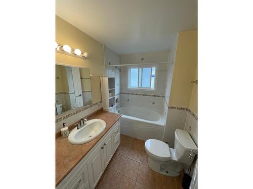 1415 72Nd Avenue, Grand Forks, BC - Indoor Photo Showing Bathroom