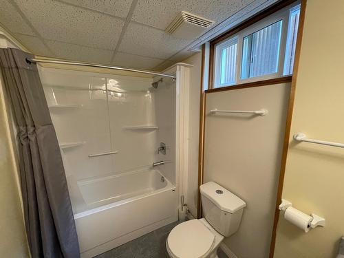 1415 72Nd Avenue, Grand Forks, BC - Indoor Photo Showing Bathroom