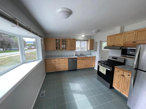 1415 72Nd Avenue, Grand Forks, BC - Indoor Photo Showing Kitchen With Double Sink