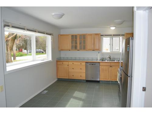 1415 72Nd Avenue, Grand Forks, BC - Indoor Photo Showing Kitchen With Double Sink