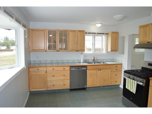 1415 72Nd Avenue, Grand Forks, BC - Indoor Photo Showing Kitchen With Double Sink