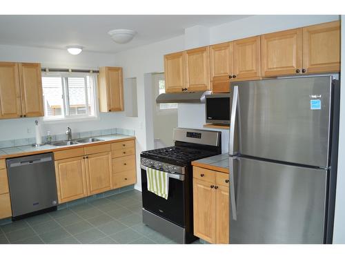 1415 72Nd Avenue, Grand Forks, BC - Indoor Photo Showing Kitchen With Double Sink