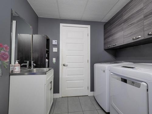 Bathroom - 25 Rue Des Golfeurs, Trois-Rivières, QC - Indoor Photo Showing Laundry Room