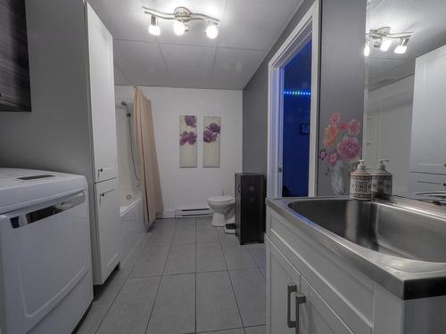 Bathroom - 25 Rue Des Golfeurs, Trois-Rivières, QC - Indoor Photo Showing Laundry Room