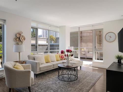 204-838 Broughton St, Victoria, BC - Indoor Photo Showing Living Room