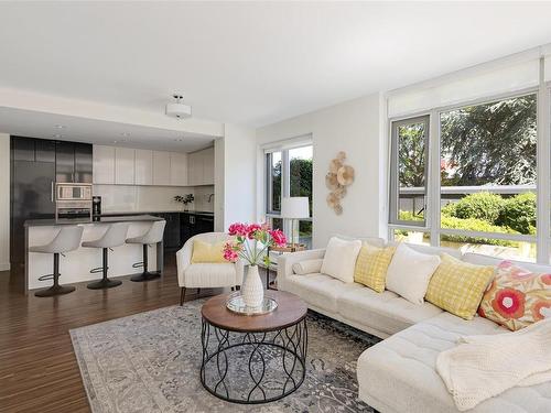 204-838 Broughton St, Victoria, BC - Indoor Photo Showing Living Room