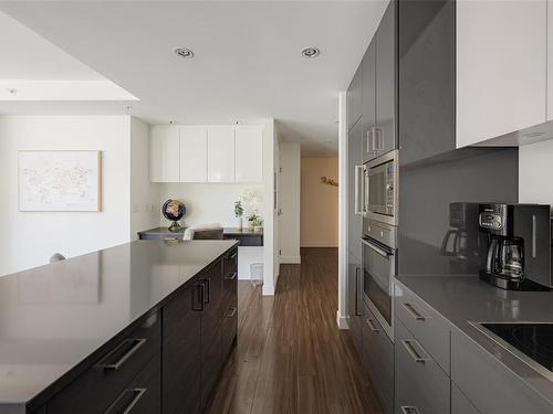 204-838 Broughton St, Victoria, BC - Indoor Photo Showing Kitchen