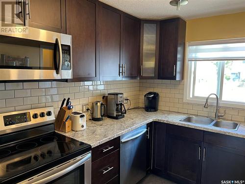 909 King Street, Regina, SK - Indoor Photo Showing Kitchen With Double Sink With Upgraded Kitchen