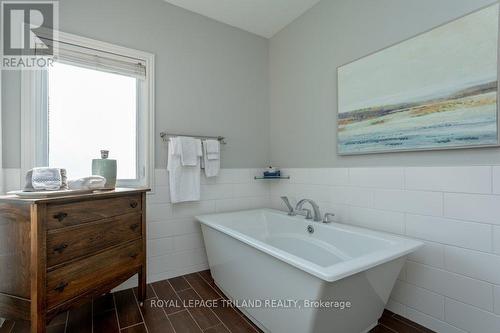 16 Guest Lane, Thames Centre (Mossley), ON - Indoor Photo Showing Bathroom