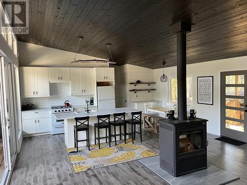 8444 West Sakinaw Lakeshore Way, Pender Harbour, BC - Indoor Photo Showing Kitchen