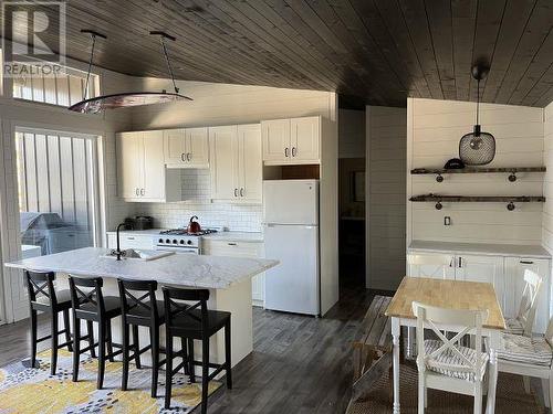 8444 West Sakinaw Lakeshore Way, Pender Harbour, BC - Indoor Photo Showing Kitchen