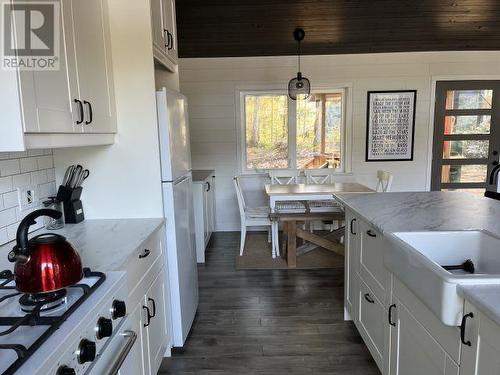 8444 West Sakinaw Lakeshore Way, Pender Harbour, BC - Indoor Photo Showing Kitchen