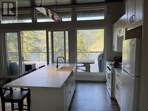 8444 West Sakinaw Lakeshore Way, Pender Harbour, BC - Indoor Photo Showing Kitchen