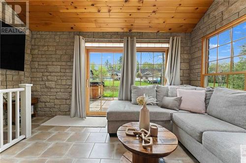 160 Poplar Ridge Road, Pembroke, ON - Indoor Photo Showing Living Room