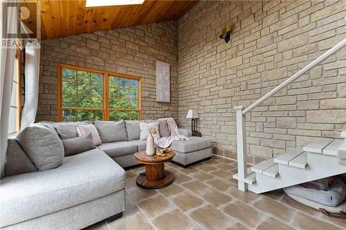 160 Poplar Ridge Road, Pembroke, ON - Indoor Photo Showing Living Room