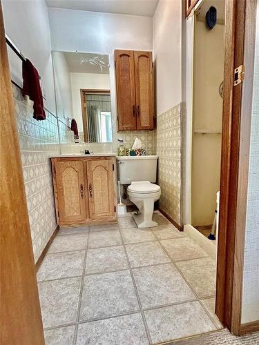 205 Second Avenue, Beulah, MB - Indoor Photo Showing Bathroom