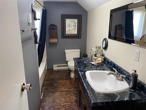 425 Bond Street, Cartwright, MB - Indoor Photo Showing Bathroom