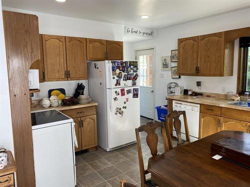 425 Bond Street, Cartwright, MB - Indoor Photo Showing Kitchen