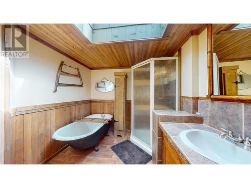 6209 Mission  Road, Cranbrook, BC - Indoor Photo Showing Bathroom